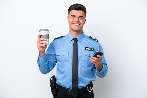 흰색 배경에 격리된 백인 경찰이 커피를 들고 이동합니다.