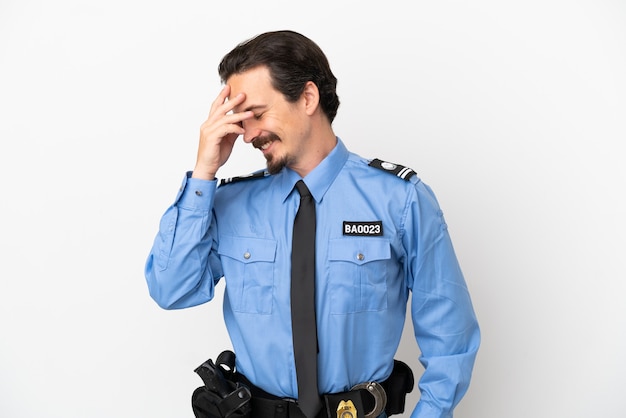 Молодой полицейский на изолированном фоне белый смех
