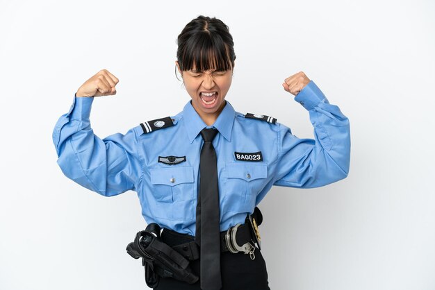 Foto la giovane donna della corsa mista della polizia ha isolato il fondo che fa il gesto forte