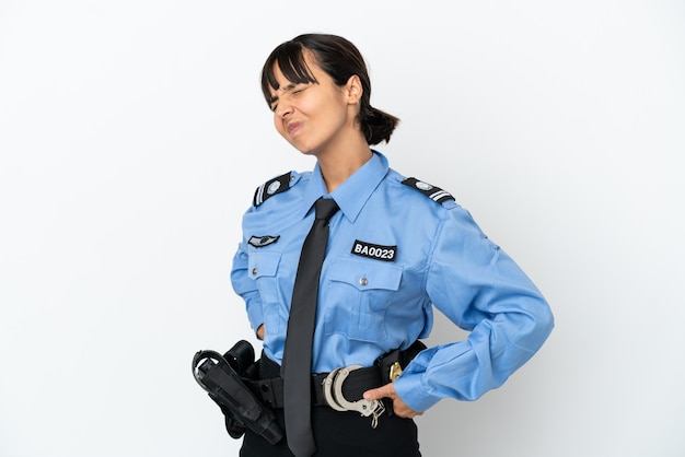 Foto la giovane donna di razza mista della polizia ha isolato lo sfondo che soffre di mal di schiena per aver fatto uno sforzo