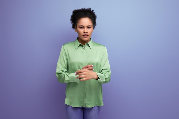 Photo young positive latin woman dressed in a green shirt smiling on the background with copy space