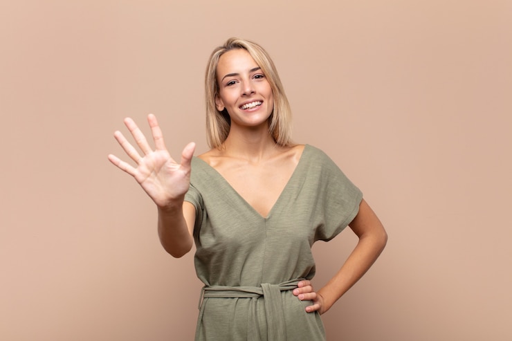 Фотография молодая позитивная женщина на бежевом