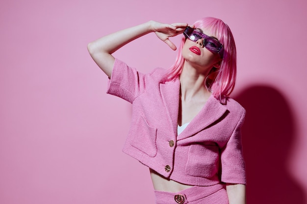 Молодая позитивная женщина, яркий макияж, розовые волосы, гламур, стильные очки, студийная модель, неизменная