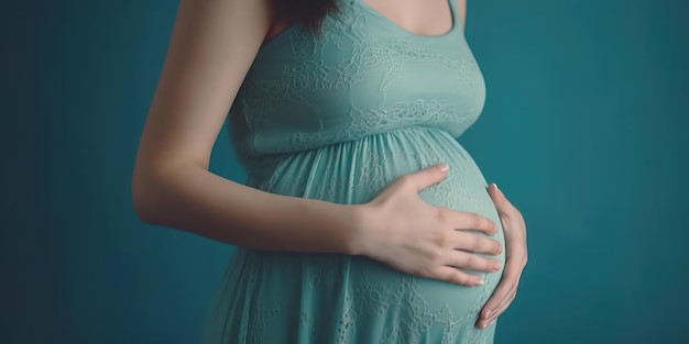 青の背景に若い妊婦