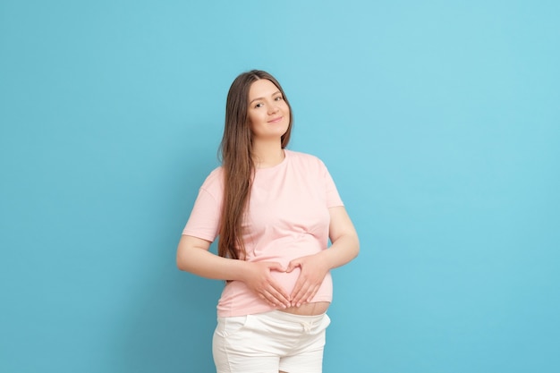 カジュアルな服装の若い妊婦