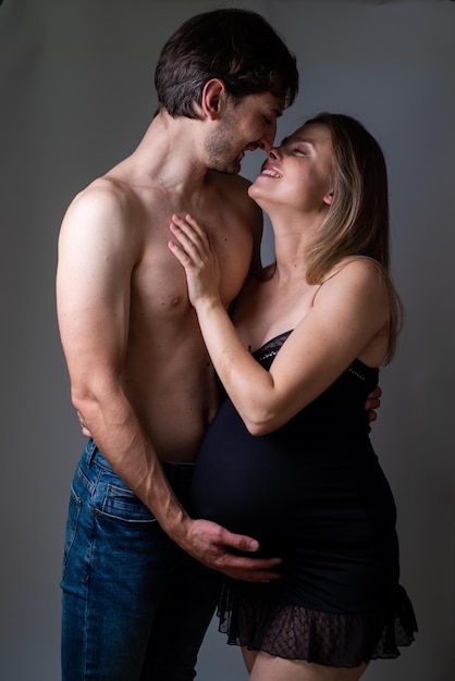 Photo young pregnant woman and happy man on background