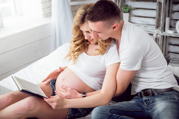 若い妊婦と彼女の夫。