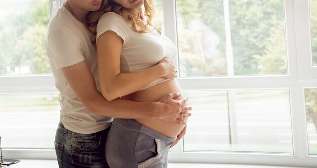 Foto giovane donna incinta e suo marito.