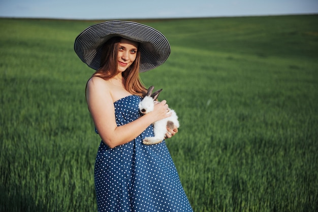 Молодая беременная женщина в поле пшеницы