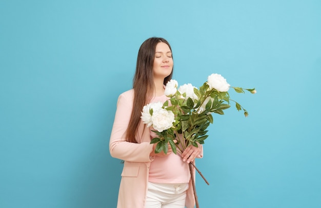 花とピンクのTシャツを着た若い妊婦