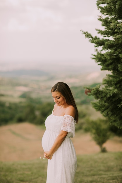 Молодая беременная женщина, отдых вне в природе