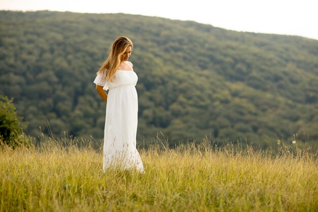 若い、妊娠中の女性、外、自然、リラックス