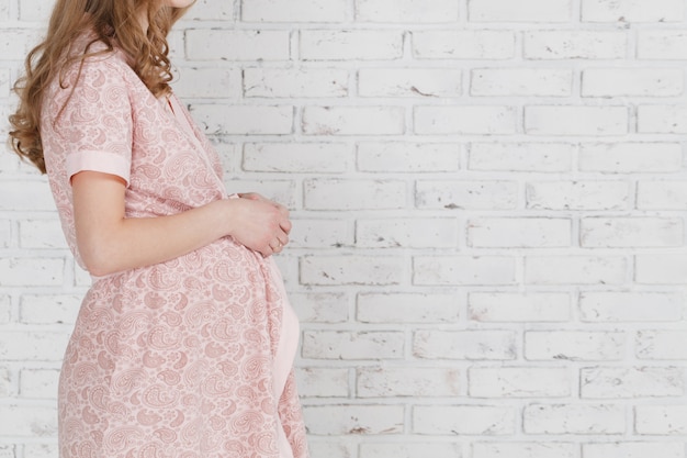 Foto giovane donna incinta in piedi