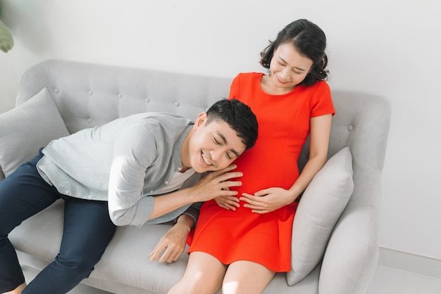 赤ちゃんを期待している夫と若い妊婦