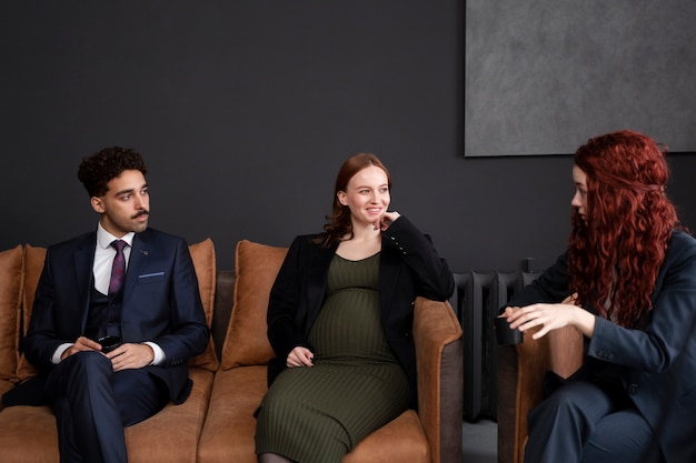 Foto giovane donna incinta al lavoro