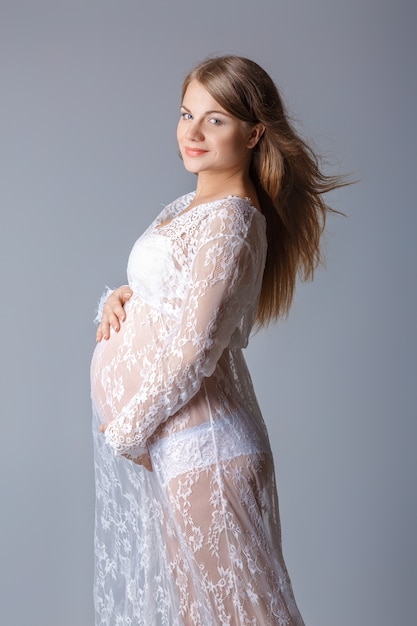 Молодая беременная женщина