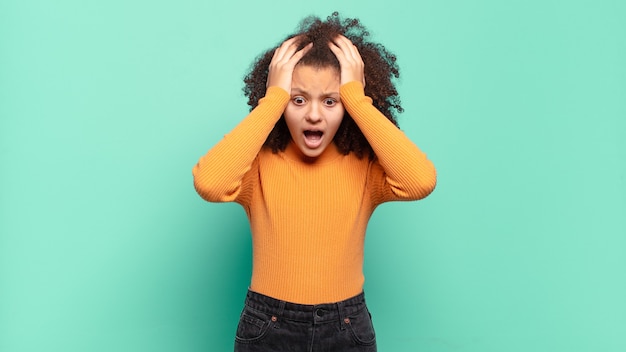 Foto giovane bella ragazza afro