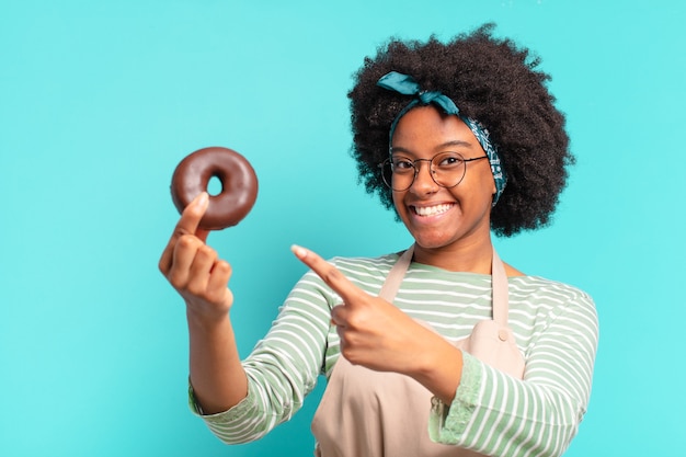 Photo young pretty afro woman with a donut