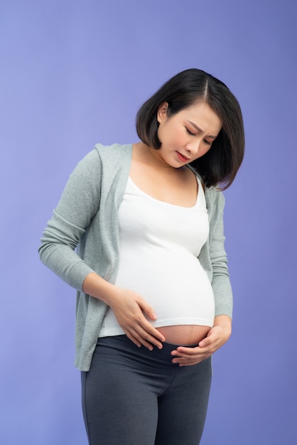 Giovane donna incinta abbastanza asiatica