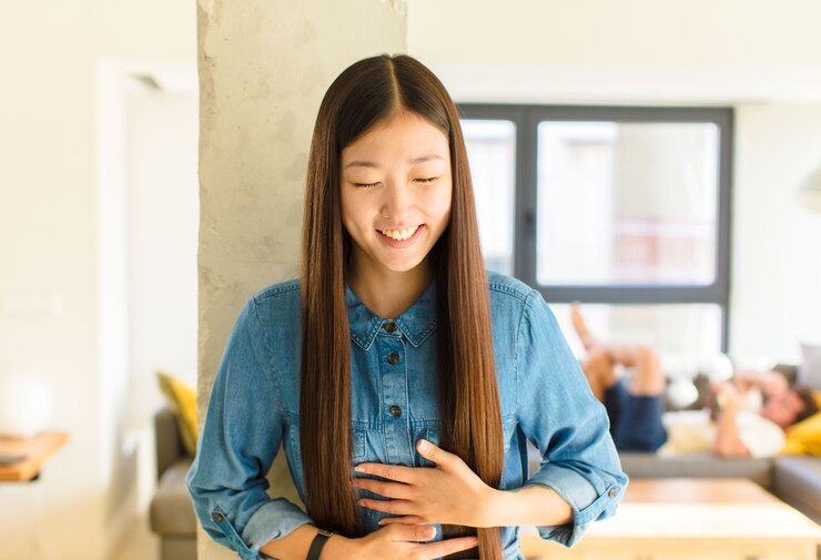 Photo 재미 있고, 행복하고 쾌활한 느낌, 약간의 재미있는 농담에 큰 소리로 웃고 젊은 꽤 아시아 여자