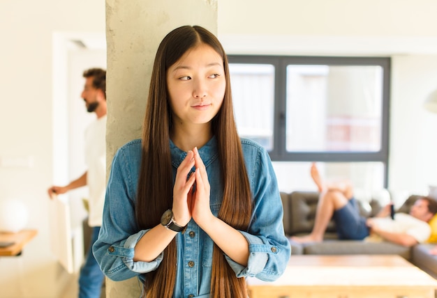 陰謀と陰謀を企てる若いかなりアジアの女性