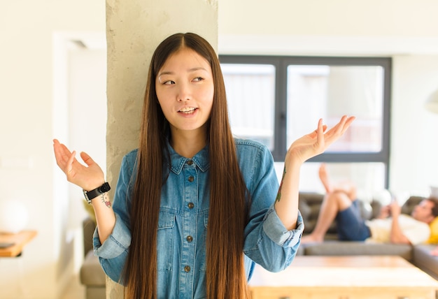 屋内でTシャツを着ている若いかなりアジアの女性