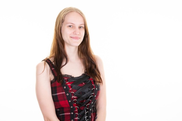 Молодая довольно красивая женщина в красном и черном ретро винтажном платье с длинными волосами счастлива на белом фоне