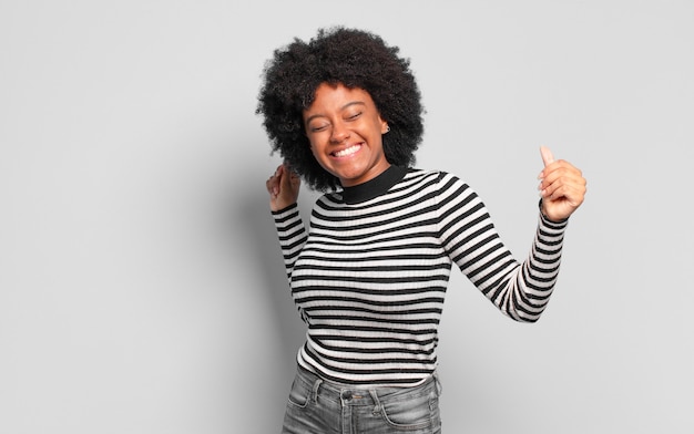 Photo young pretty black woman dancing