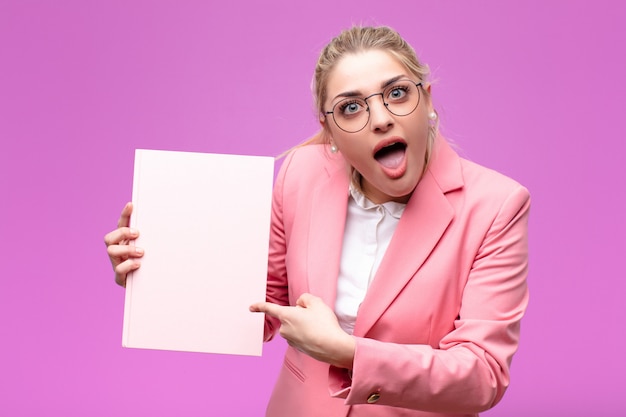 Foto libri di tenuta biondi graziosi giovani della donna