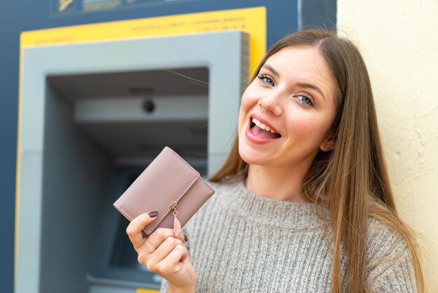 ATM を使用してかなり金髪の若い女性