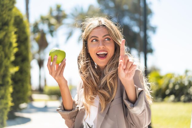 Photo young pretty blonde woman