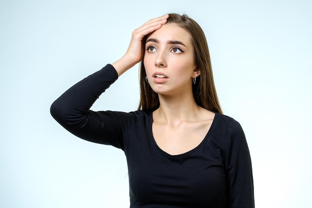 彼女の頭に触れる若いかなりブルネットの少女