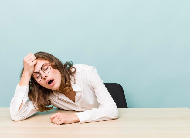 Photo young pretty businesswoman sitting with a table