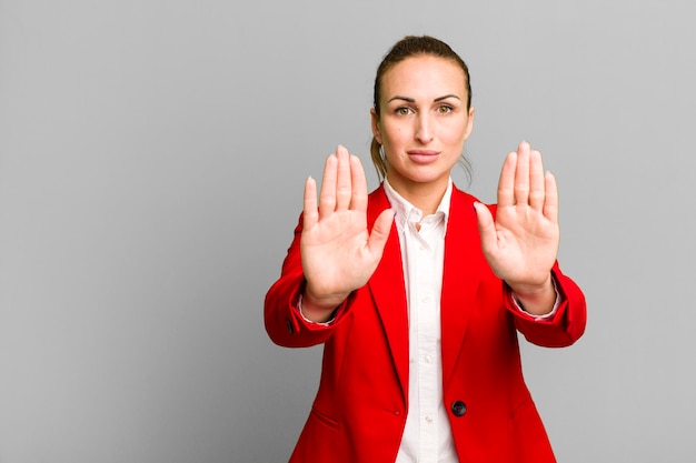 Photo young pretty businesswoman wearing red blazer