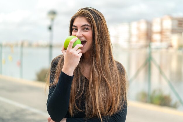 사과를 먹는 젊은 예쁜 백인 여성