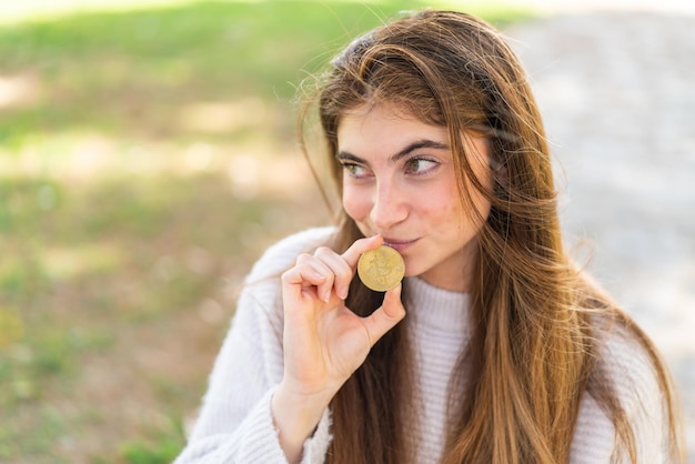 ビットコインを握っている美しい若い白人女性