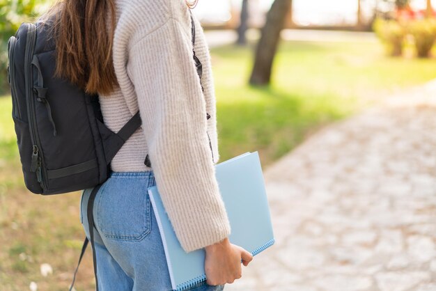 ノートを持っている若いかなり白人女性