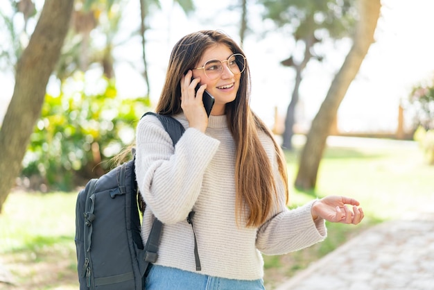 携帯電話を使用して若いかなり白人の女性