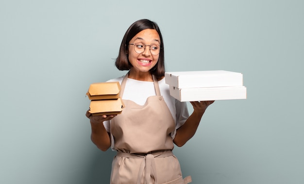 Giovane donna graziosa del cuoco unico. concetto di fast food