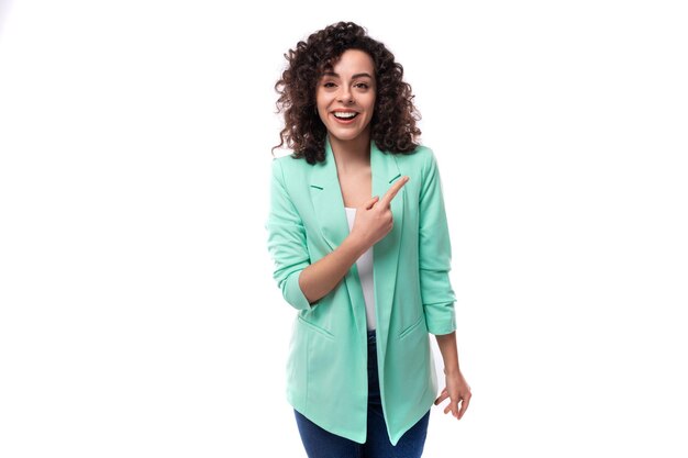 Photo young pretty curly brunette employee of a business company a woman dressed in an office blue jacket