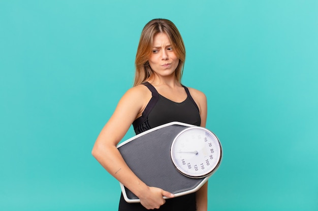 Foto giovane bella donna in forma che si sente triste, sconvolta o arrabbiata e guarda di lato