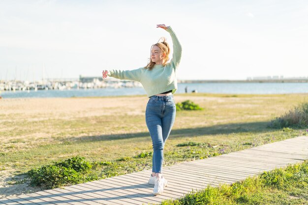 写真 屋外で若いきれいな女の子