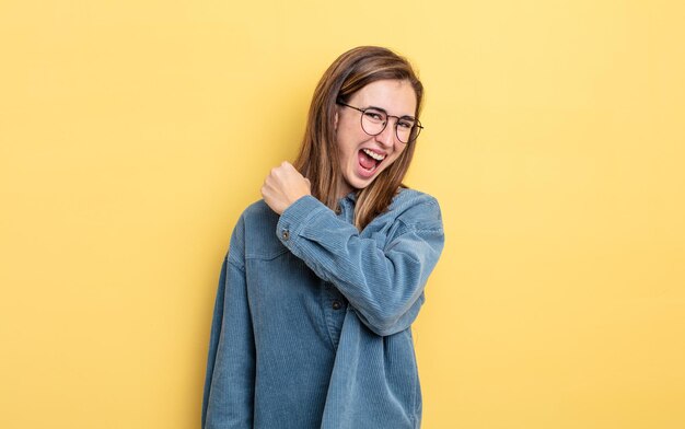 挑戦に直面したり、良い結果を祝ったりするときに、幸せで、前向きで、成功し、やる気を感じている若いかわいい女の子