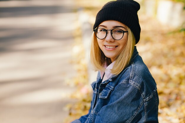 Photo young and pretty girl standing in a summer park