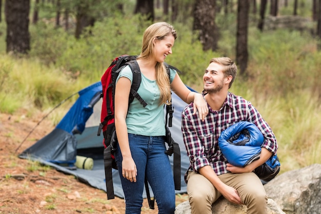 Молодая пара довольно hiker проведение спальный мешок и рюкзак