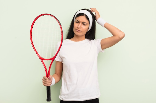 사진 젊고 예쁜 히스패닉계 여성이 어리둥절하고 혼란스러운 긁는 머리 테니스 개념