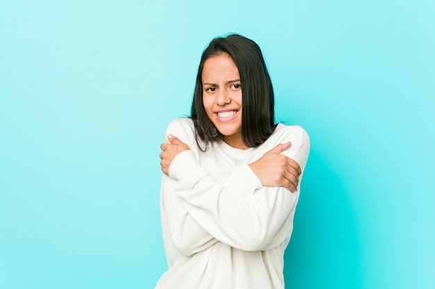 Photo young pretty hispanic woman going cold due to low temperature or a sickness.