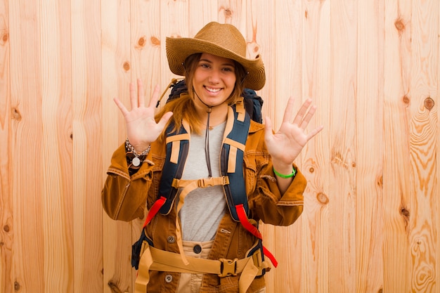 Photo young pretty latin traveler woman against wooden wall