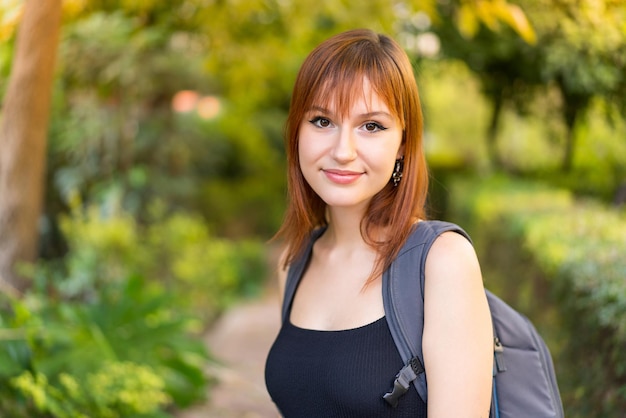 写真 屋外の肖像画で若いかなり赤毛の女性