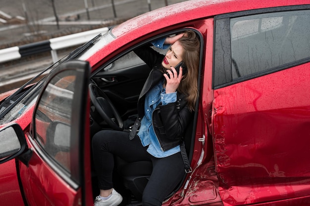 車の中で若いかなり怖い女性。女性が救助隊に電話する